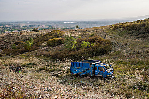 新疆奇台县江布拉克景区公路边废弃的汽车