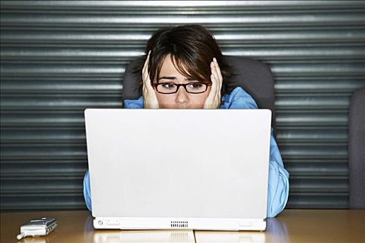 职业女性,工作,笔记本电脑,看,沮丧