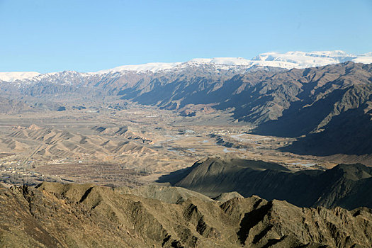 新疆哈密,戈壁雪山