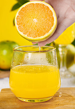 木板上放着一杯橙汁