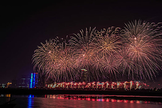 烟花,建筑群,河流,夜景,水,灯,节日