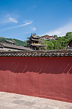 山西忻州市五台山寺院墙与显通寺钟楼