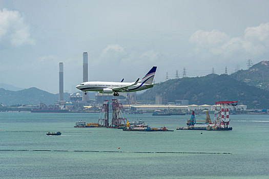 一架美国波音737的私人飞机正降落在香港国际机场