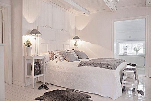 白色,灰色,卧室,木地板,天花板