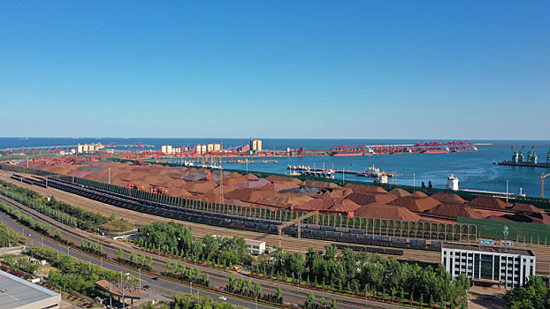 蓝天下的港口运输生产繁忙有序