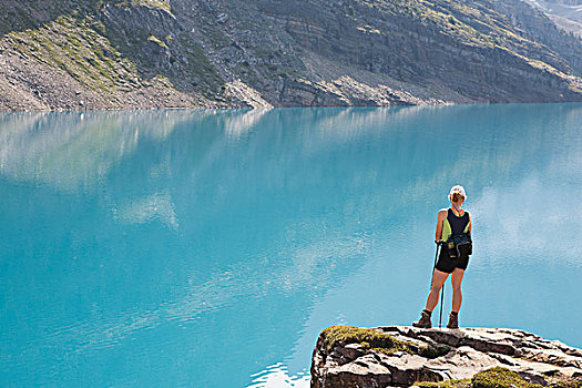 女性,远足,岩石上,悬崖,远眺,高山湖,地点,不列颠哥伦比亚省,加拿大