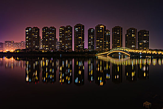 雾里的五缘湾夜景