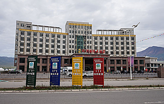 新疆巴音布鲁克和静县城日趋完善的旅游吃住行