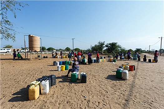 未知,纳米比亚女性,孩子,靠近,公用,饮用水