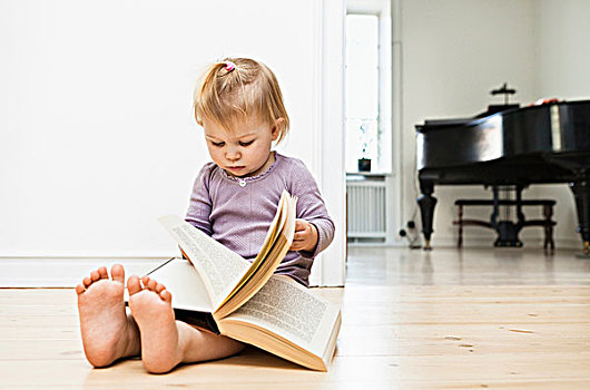 幼儿,女孩,坐在地板上,读,书本