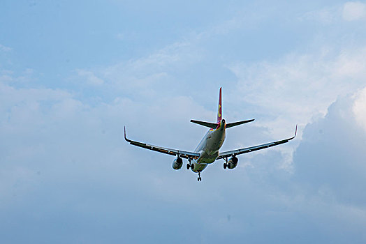 天津航空的飞机正降落重庆江北机场