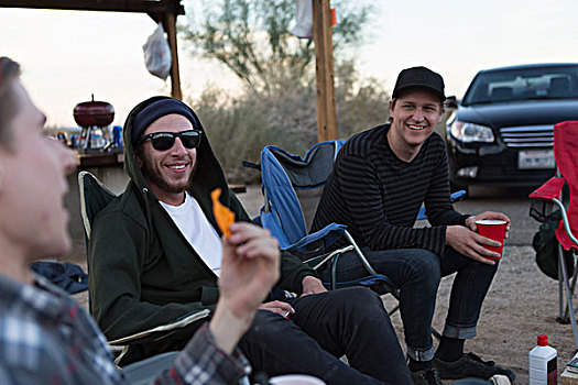 三个,男青年,朋友,坐,交谈,营地,安萨玻里哥沙漠州立公园,加利福尼亚,美国