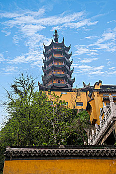 江苏镇江金山寺这一种金碧辉煌,寺裹山,奇特风格