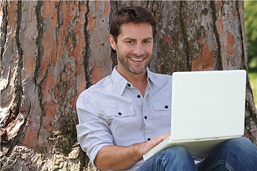 微笑,男人,使用笔记本,电脑,公园
