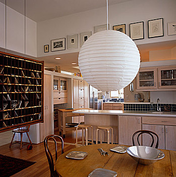 白色,球体,灯罩,悬吊,高处,木质,厨房用桌