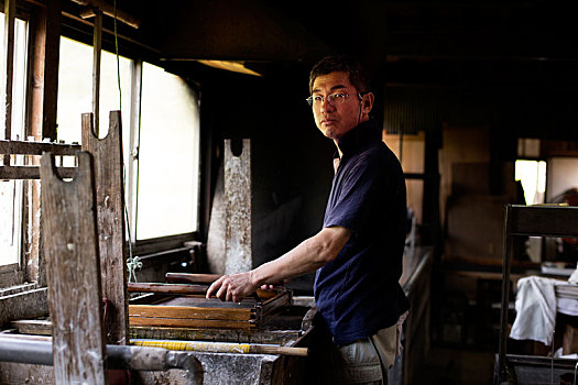 日本人,男人,工作间,拿着,木框,按压,制作,传统,纸