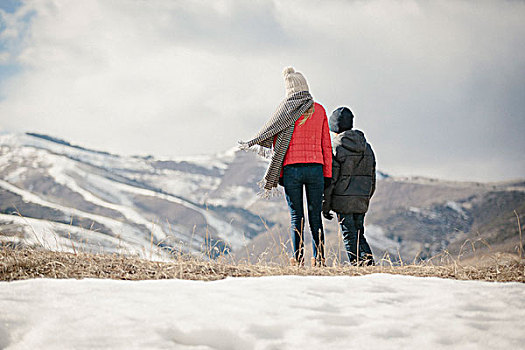 兄弟姐妹,站立,并排,雪地,背面视角