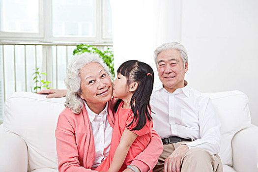 一對老年夫婦和孫女