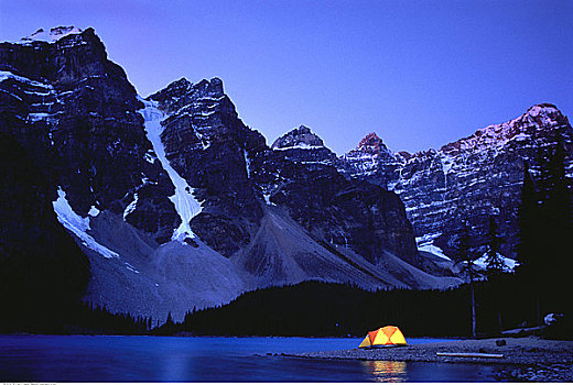 发光,帐蓬,靠近,冰碛湖,黄昏,落基山脉,班芙国家公园,艾伯塔省,加拿大