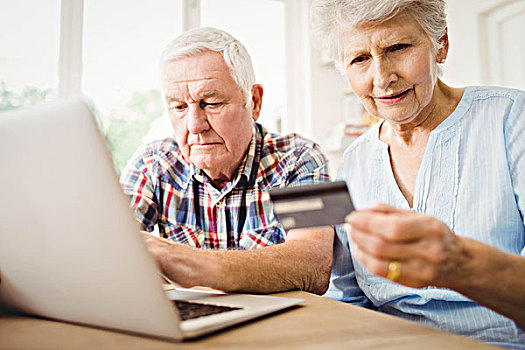 老年,夫妻,帐单,上网,笔记本电脑
