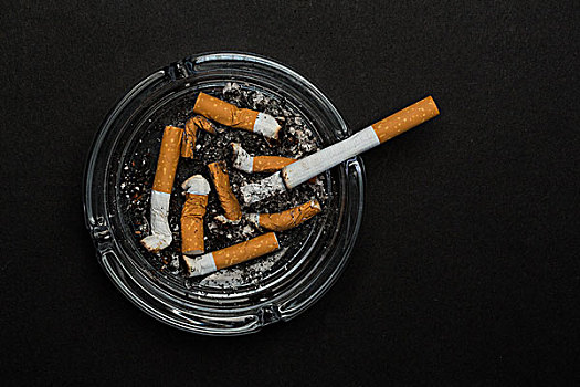 燃烧,香烟,左边,烟灰缸,黑色背景,背景
