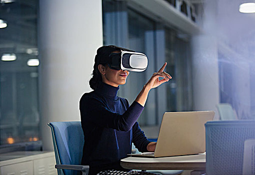 职业女性,虚拟现实,笔记本电脑,办公室
