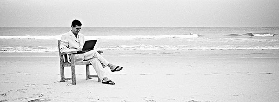 男人,坐,椅子,海滩,使用笔记本,全景