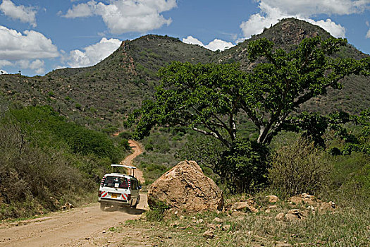 肯尼亚,西察沃国家公园,旅游,货车,土路,岩石,荒漠景观