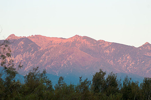 红光下的大山