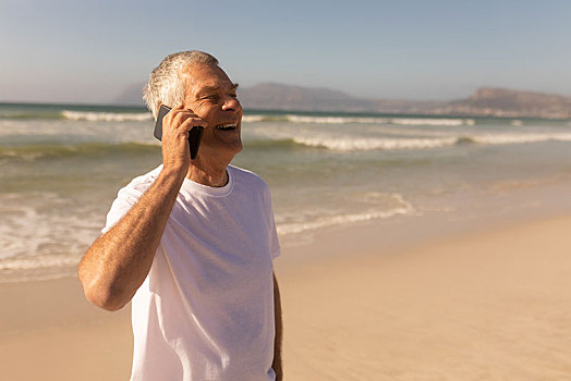 老人,交谈,手机,海滩