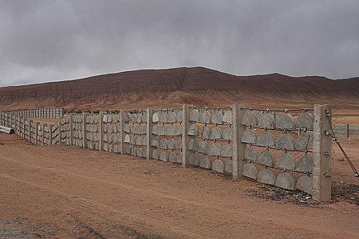 青藏铁路沱沱河段的防沙护栏