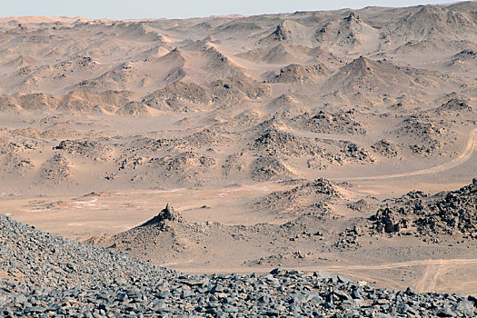 新疆哈密,戈壁深处的火山地貌