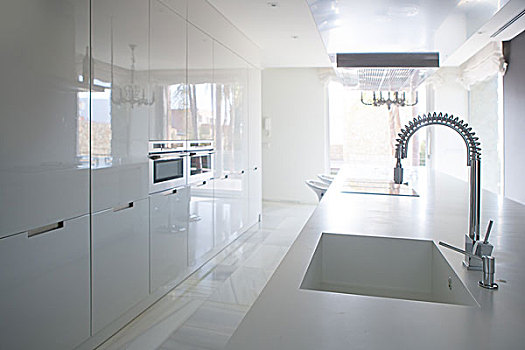 现代,白色,厨房,远景,长椅,水槽,水龙头