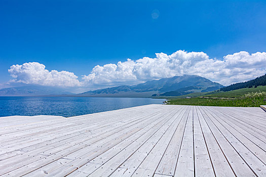 木板平台和山川湖泊风光