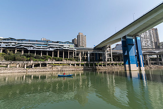 重庆主城区沿江城市风光之牛角沱轻轨车站和渝奥大桥