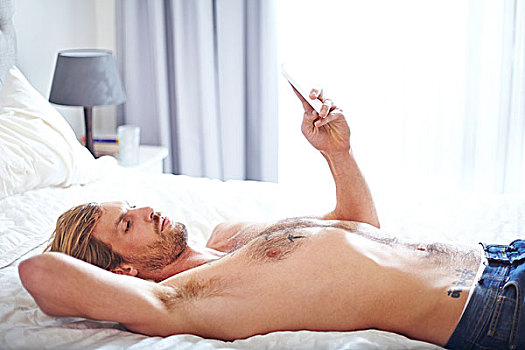 男人,露胸,卧,床,发短信,手机
