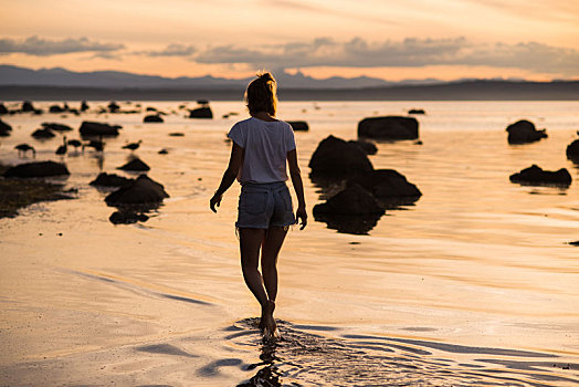 美女,脚在水中,日落,奎德拉岛,坎贝尔河,加拿大