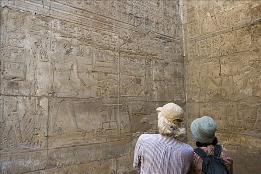 两个,游客,看,象形文字,阿蒙神,庙宇,卢克索神庙,路克索神庙,尼罗河流域,埃及,非洲