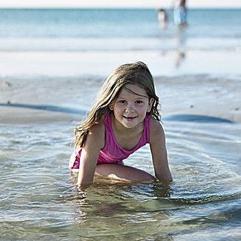 女孩,玩,水中,海滩