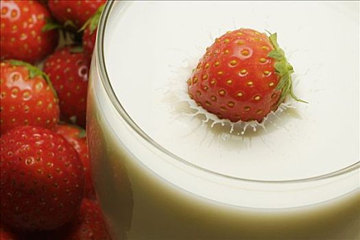 草莓,牛奶杯