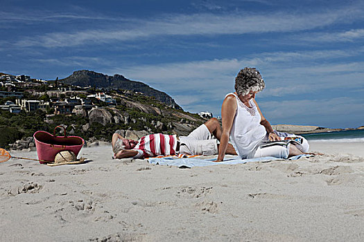 老年,夫妻,放松,一起,海滩