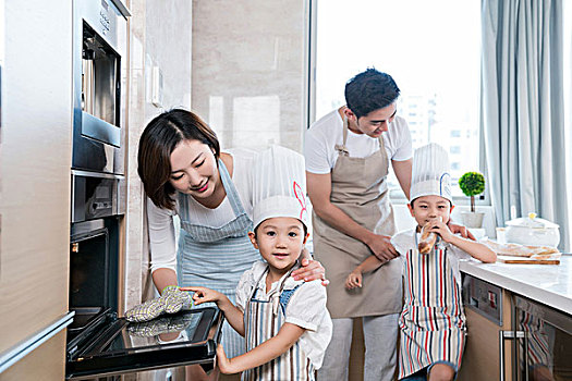 快乐的一家人在厨房烤面包