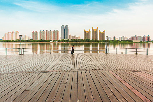 江畔城市吉林清澈的松花江建筑倒影和船