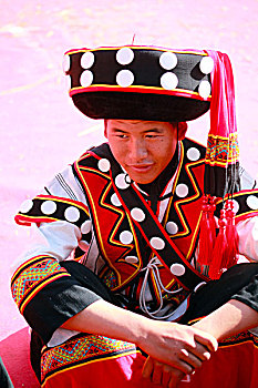 傈僳族男子服饰图片