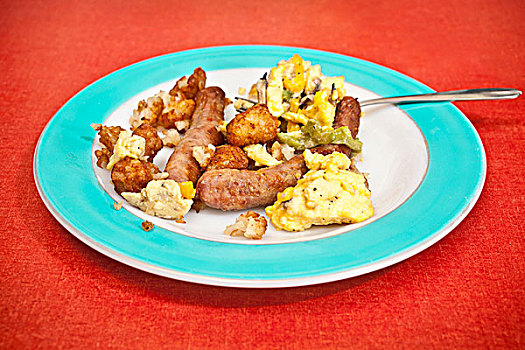 早餐,盘子,香肠,炒蛋,小孩,绿色,柿子椒,蓝色,白色,红色,桌子