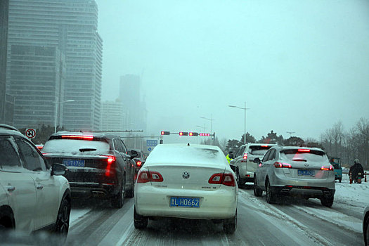 大雪纷飞影响交通,车辆行人纷纷减速