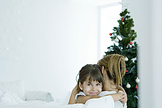 女孩,搂抱,母亲,圣诞树