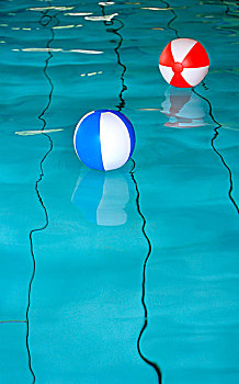 两个,水皮球,游泳池