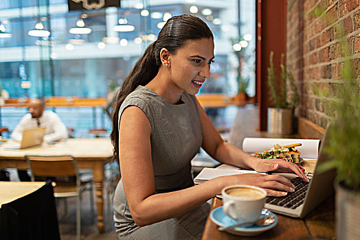 职业女性,工作,笔记本电脑,咖啡