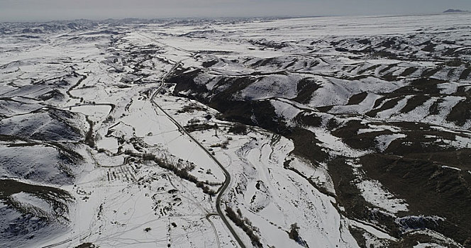 新疆哈密,塞外春雪,天山美景